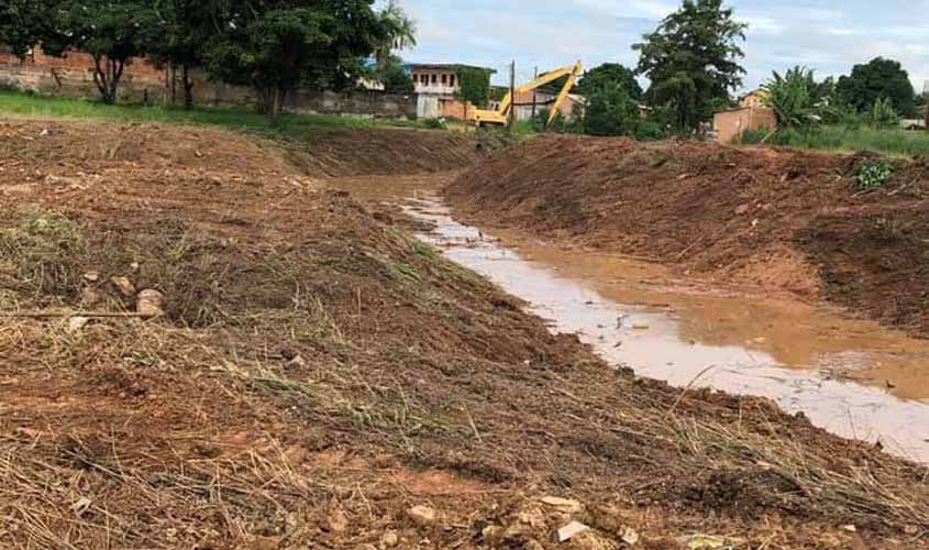 Suop realiza limpeza no canal do Cohab, na zona Sul de Porto Velho