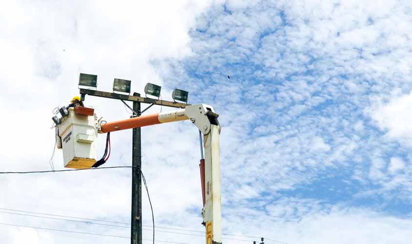 Equipes trabalham em espaço da avenida Imigrantes e na Praça 13 de Setembro