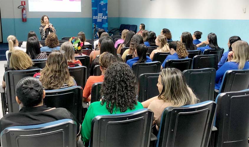 Integrante do MPRO ministra palestra alusiva ao Dia Internacional da Mulher em evento no Sebrae