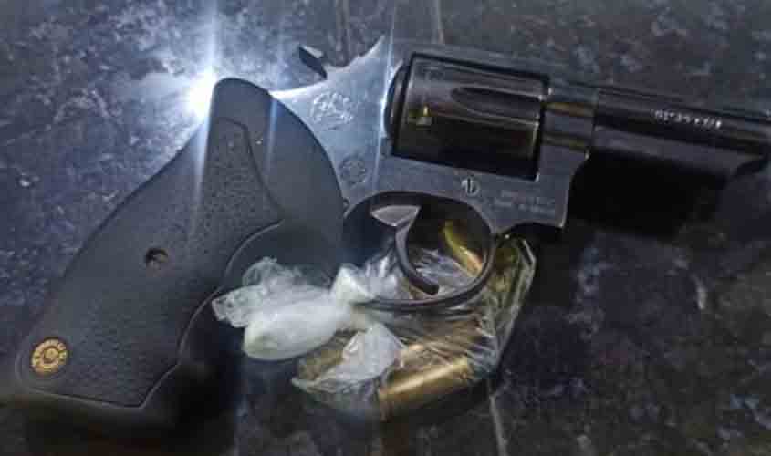 PMRO prende casal portando arma de fogo e munições