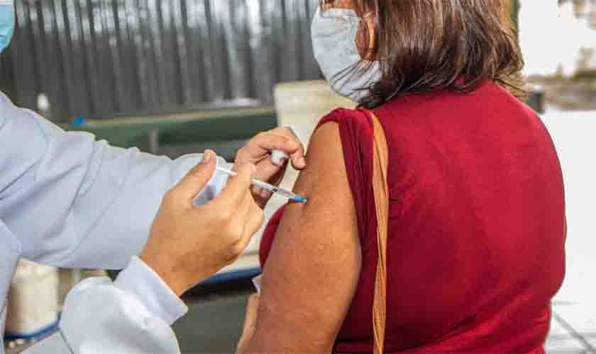 Semusa realiza vacinação contra gripe e Covid em idosos do CCI