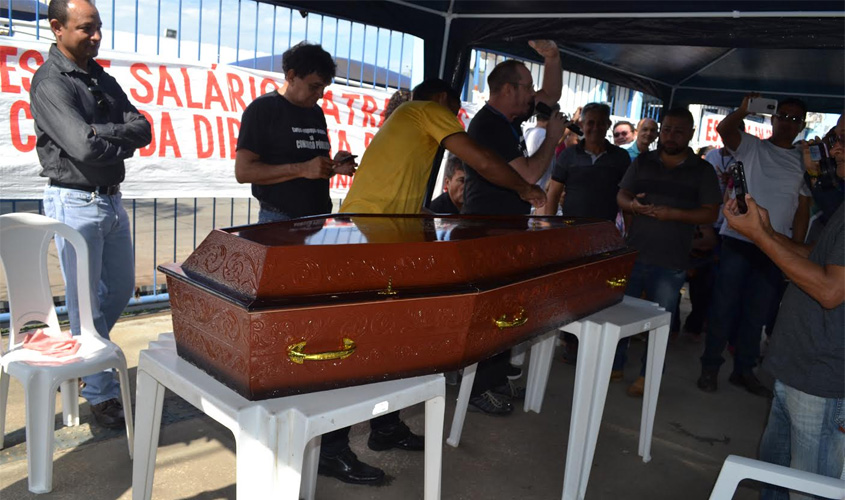 Em protesto, trabalhadores fazem 'enterro' da Diretoria da CAERD