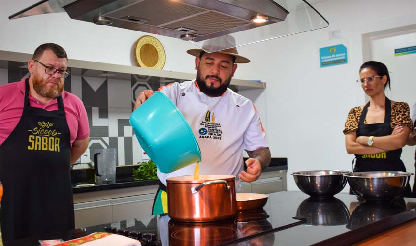 Participantes do Roteiro Gastronômico aprendem produzir tucupi em workshop com chef Jaire Cunha 