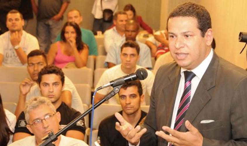 Deputado condenado na Máfia dos Sanguessugas se entrega à polícia