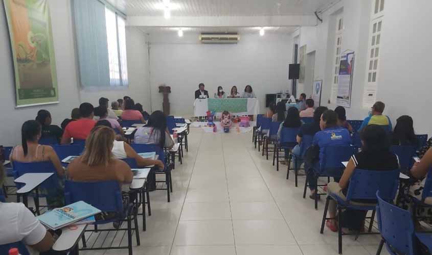 Famílias participam de capacitação do Serviço Família Acolhedora