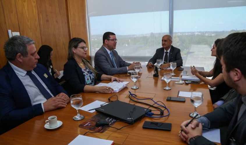 Novo secretário de Bolsonaro, general Ramos recebe governador de Rondônia