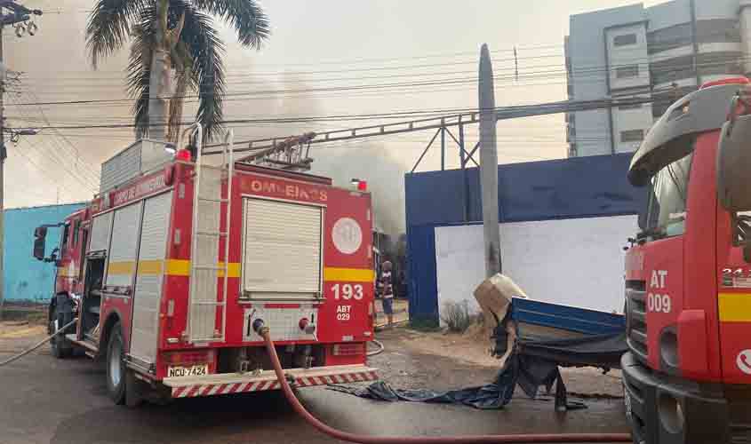 Ônibus são destruídos durante incêndio em garagem em Porto Velho