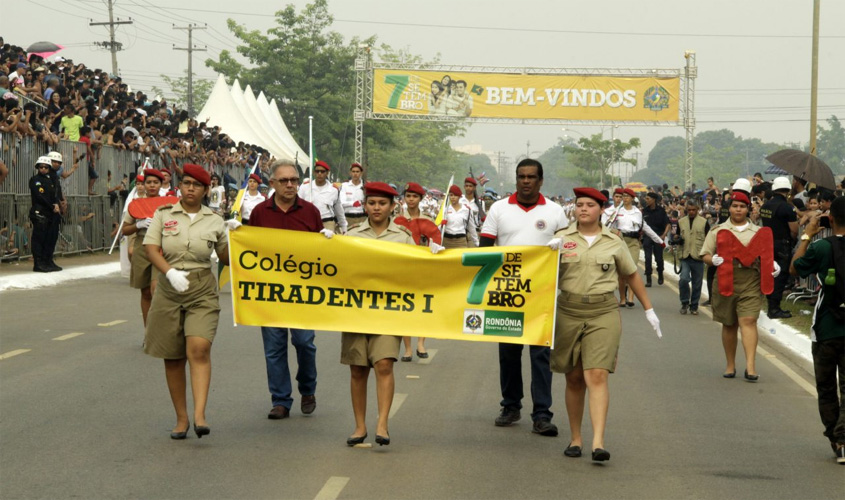 Estudantes de Porto Velho falam sobre combate à violência e prevenção ao suicídio no desfile da Independência