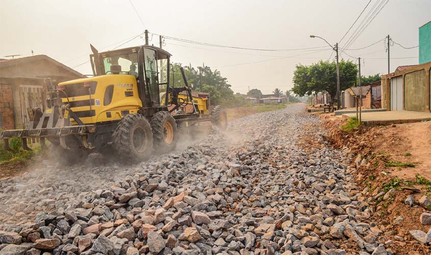 Ruas do bairro Santiago recebem imprimação asfáltica