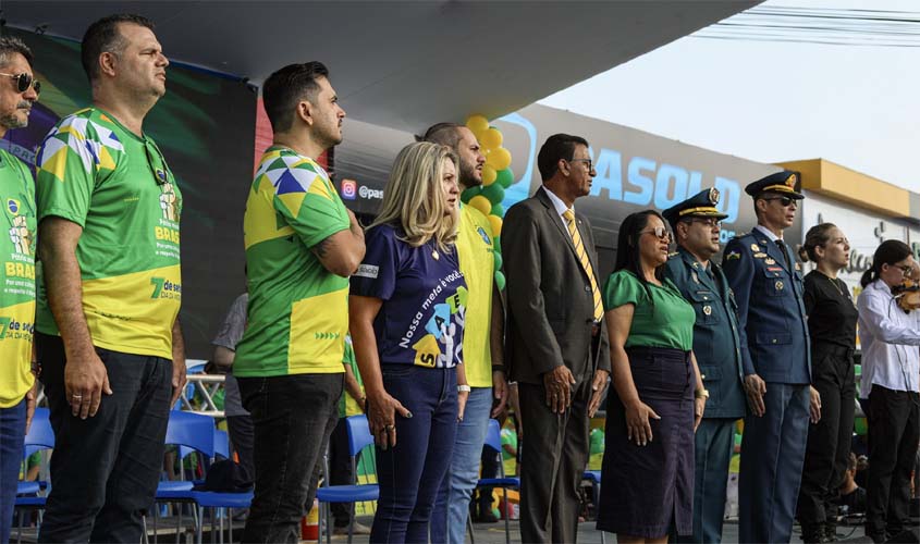 Cerca de 10 mil pessoas participaram do desfile cívico realizado 