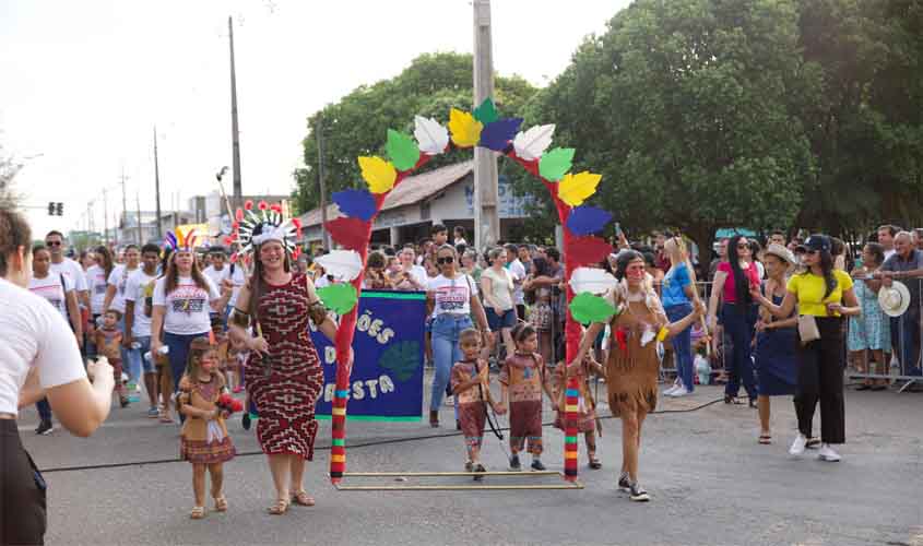 Desfile Cívico do 7 de Setembro reúne centenas de pessoas