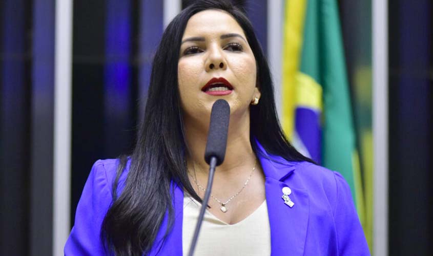 Justiça Eleitoral multa Cristiane Lopes por outdoor em Ariquemes