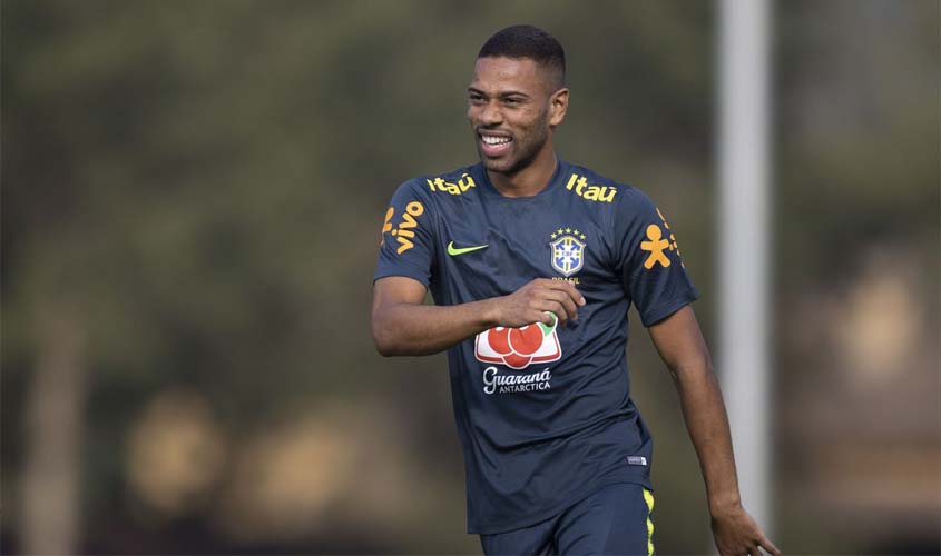 Seleção inicia Eliminatórias sem titulares incontestáveis nas laterais