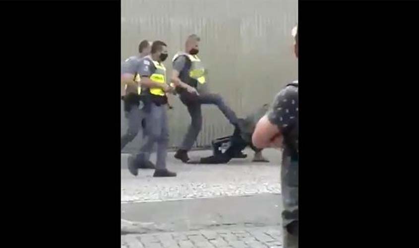 PM agride mulher a pontapés no Vale do Anhangabaú, em São Paulo (vídeo)