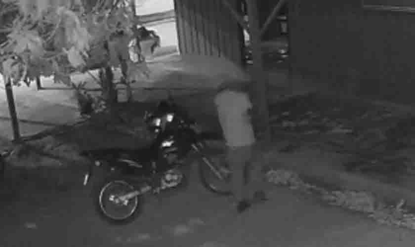 VÍDEO: câmera de segurança flagra rapaz suspeito de furtar motocicleta de cliente de bar 