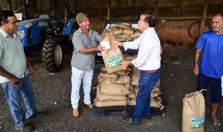 Produtores recebem fertilizante à base de ácido húmico na Semagri