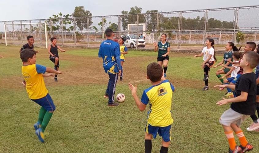 Escolinha de futebol de campo de Jaci-Paraná recebe reposição de uniformes e material esportivo