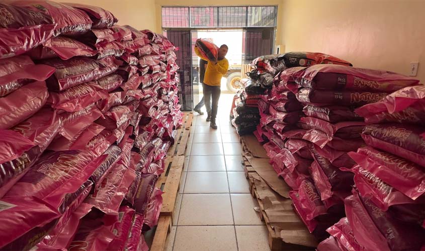 Prefeitura entrega ração para ONG em Porto Velho