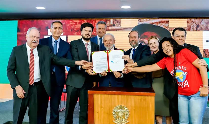 Lula sanciona luz gratuita para famílias de baixa renda