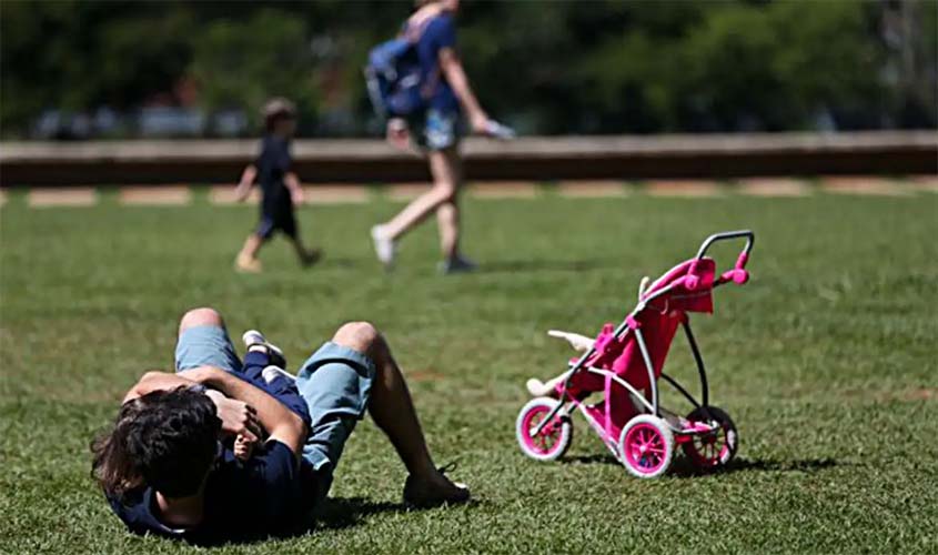 Licença-paternidade avança, mas cuidado infantil é desigual
