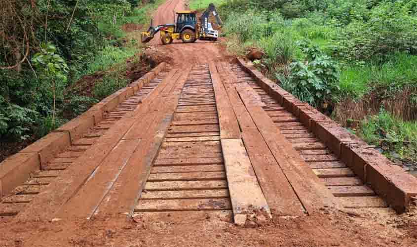 Ponte de madeira sobre o rio Figueira recebe manutenção em trecho da RO-383