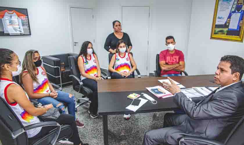 Deputado Jair Montes entrega passagens aéreas para atletas competirem no campeonato Brasileiro de Basquete 3x3