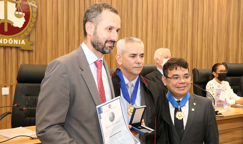 MP homenageia Corregedor Nacional com mais alta condecoração da Instituição