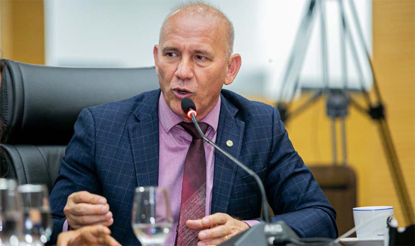 Equipe jurídica diz que Ezequiel Neiva permanece elegível