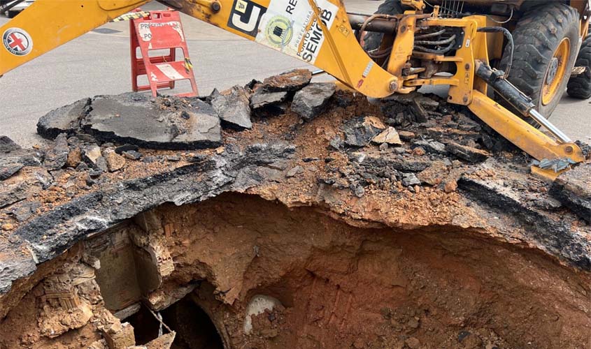 Prefeitura realiza manutenção de asfalto e manilhas