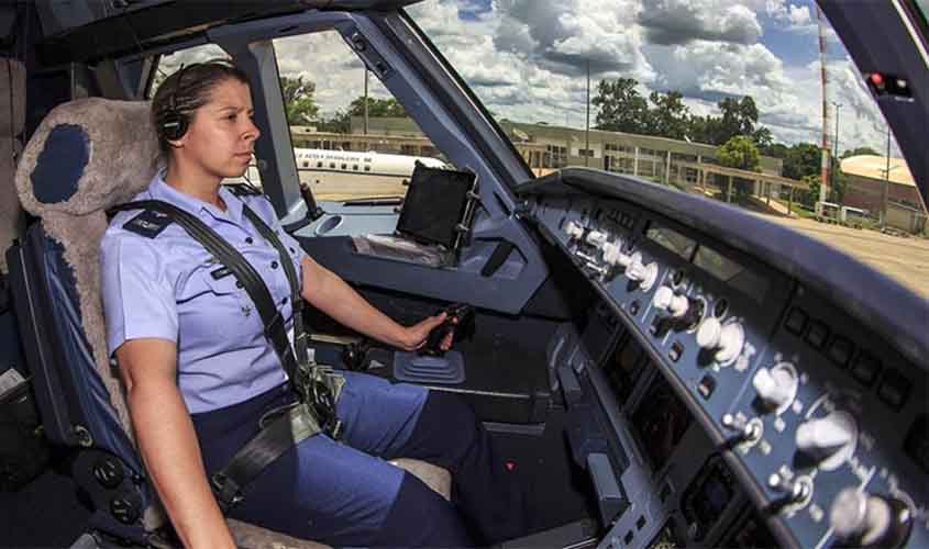 Pilota da aeronave presidencial foi 1ª mulher no Esquadrão Escorpião