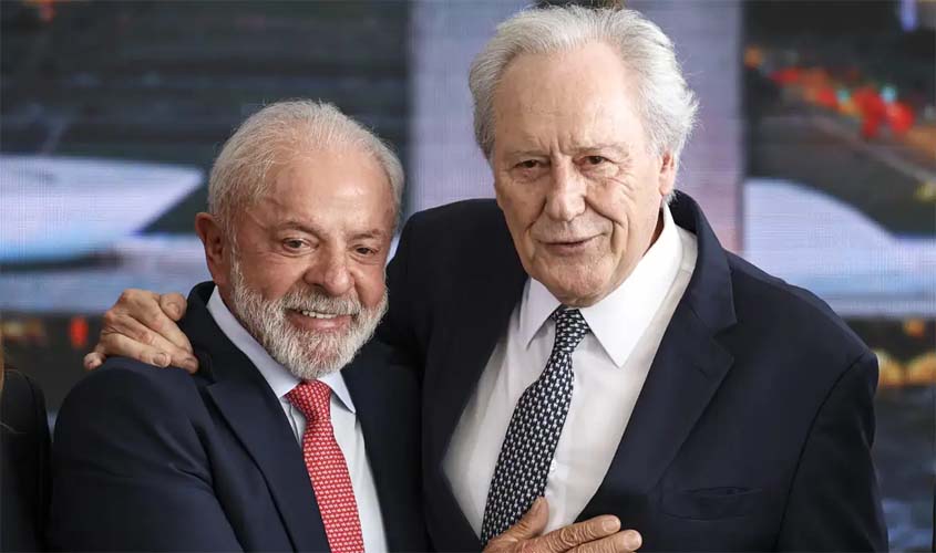 Lewandowski entrega carta de demissão a Lula