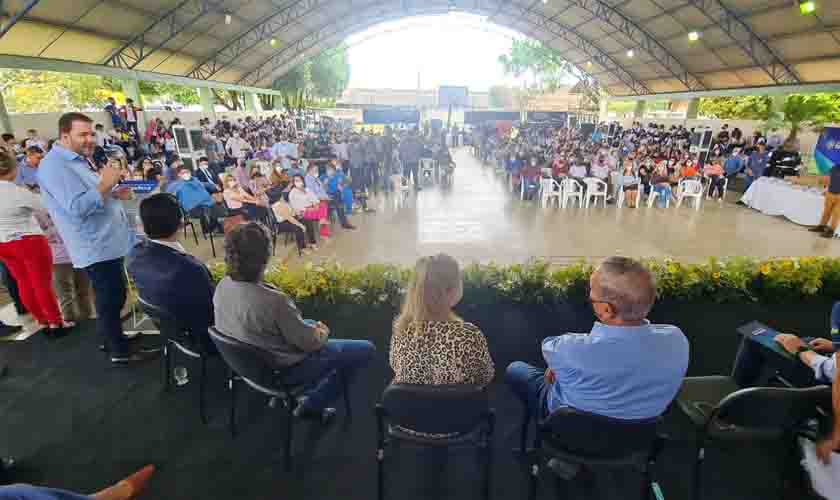 Em Ariquemes, presidente Alex Redano participa da abertura do ano letivo na rede estadual de ensino