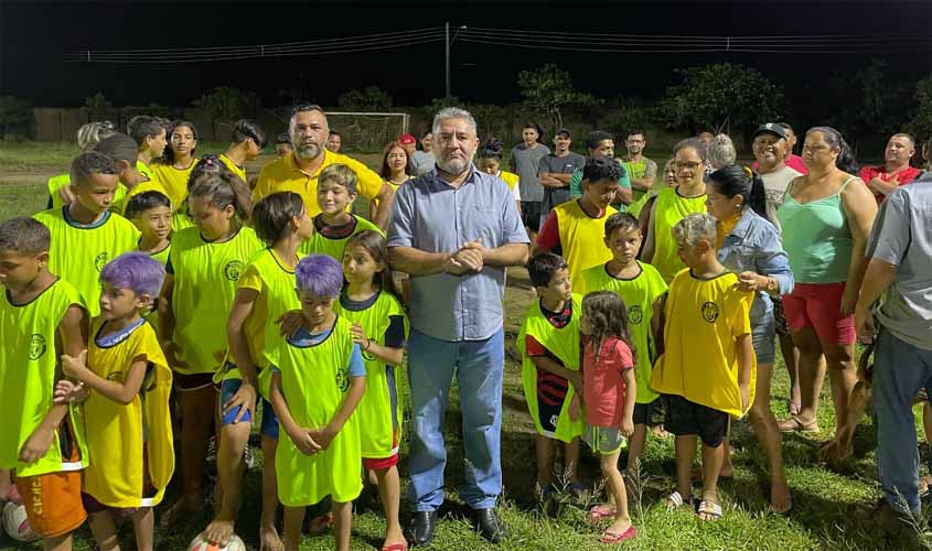 VÍDEO - EMDUR atende pedido do vereador Everaldo Fogaça e instala iluminação em área esportiva na Zona Sul