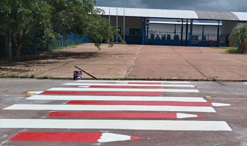 Prefeitura conclui pintura customizada em faixas de pedestres próximas de escolas em Porto Velho