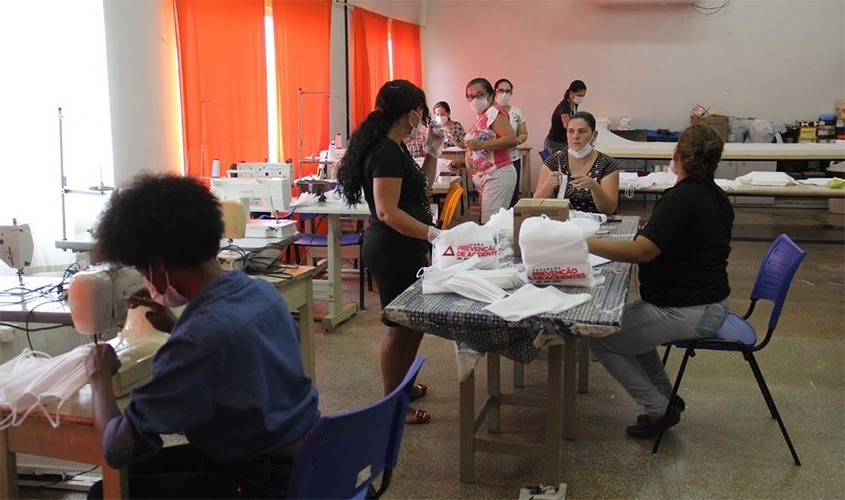 Prefeitura produz mais de 100 máscaras por dia no Cras em parceria com Senac