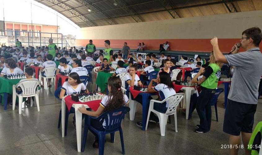 Durante fase municipal do Joer, mais de 100 alunos se enfrentaram no xadrez em Cacoal