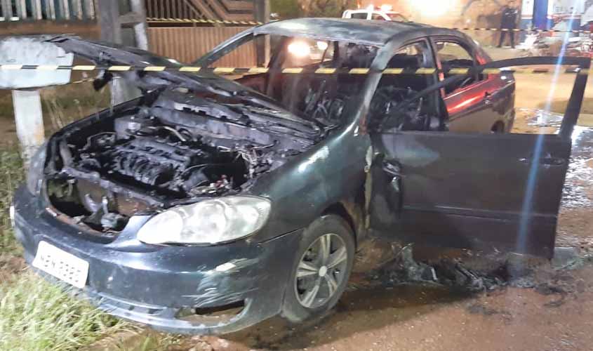 Incêndio criminoso destrói carro de professor na frente da escola Flora Calheiros, em Porto Velho