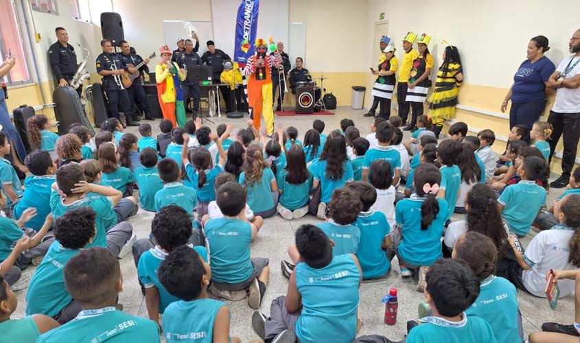 Ação lúdica educativa para estudantes reforça maior atenção e segurança no trânsito, em Porto Velho