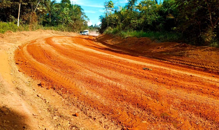 Serviços de patrolamento e encascalhamento são executados em 35 quilômetros da Rodovia-460