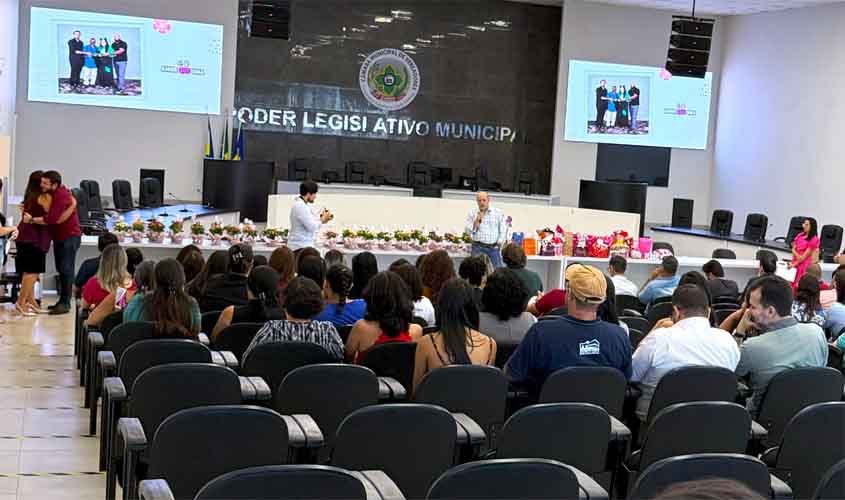 Câmara de Vereadores de Vilhena presta homenagem às mães servidoras da Casa de Leis