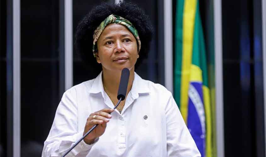 Sílvia Cristina anuncia projeto Olhar de Amor, que vai realizar cirurgias de cataratas e de pterígio