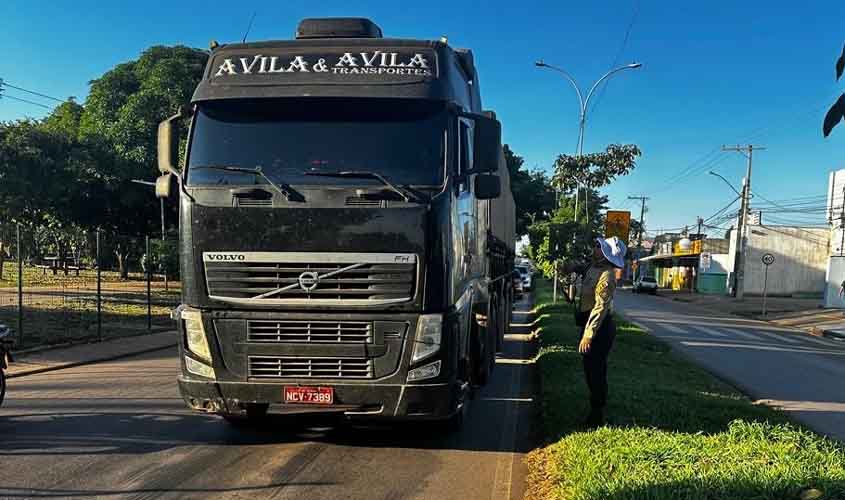 Prefeitura intensifica fiscalização para disciplinar o trânsito de veículos pesados na avenida Guaporé