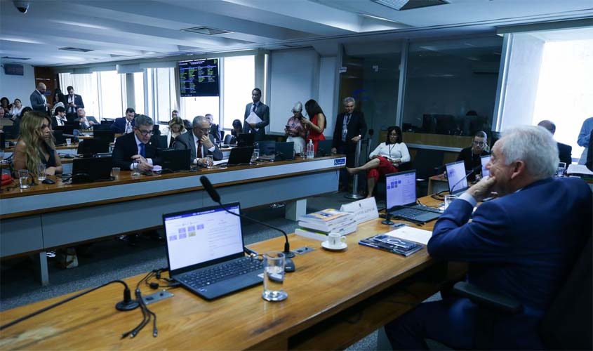 Senadores analisam andamento da PEC 6x1