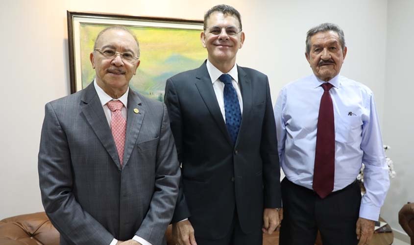TJRO recebe visita de desembargadores aposentados