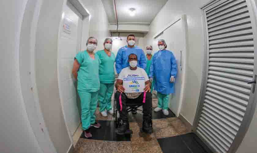 Após se recuperar da covid-19, quinto paciente de Mato Grosso do Sul recebe alta médica do Hospital de Campanha