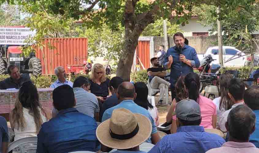 Alex Redano entrega implementos ao homem do campo e reforça compromisso em Theobroma