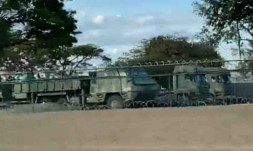 Exército posiciona tanques para ameaça golpista de Bolsonaro no dia da votação da PEC do voto impresso (vídeo)