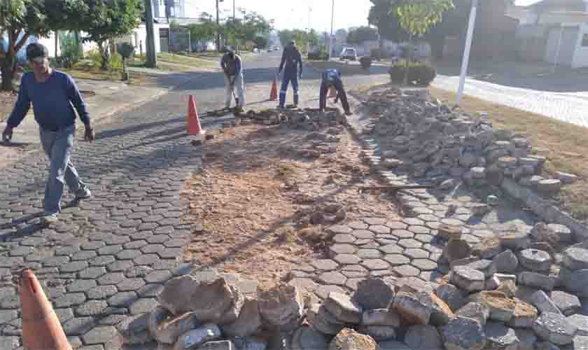 Prefeitura segue recuperando ruas de bloquetes e construindo sarjeta