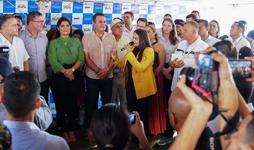 Comitiva de deputados estaduais acompanha ministro dos transportes durante entrega portuária em Guajará-Mirim