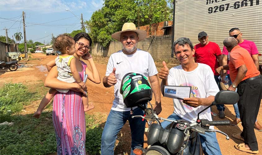 Vereador Everaldo Fogaça visita o bairro Três Marias e informa população da retomada do programa Tchau Poeira